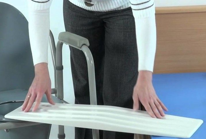 как пересадить маломобилоного подопечного в кресло-каталку?